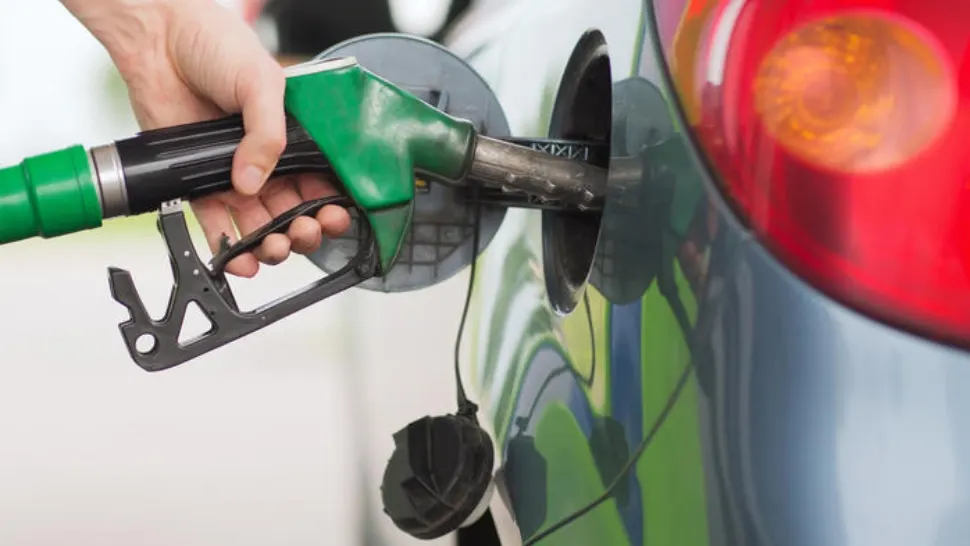 Cum îi afectează războiul din Iran pe români: prețul carburanților ar putea depăși 10 lei/litru