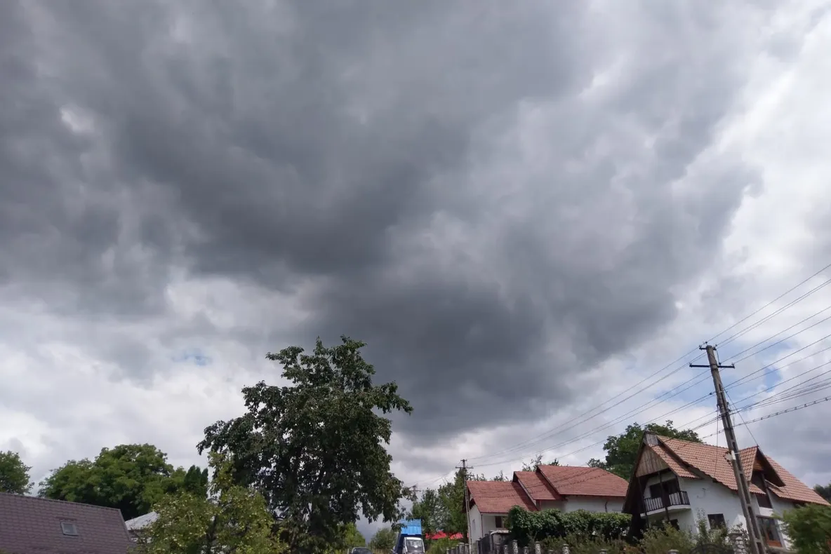 Avertizare meteorologica in Valcea ! Cod galben si cod portocaliu de ploi - 27 iunie 2018