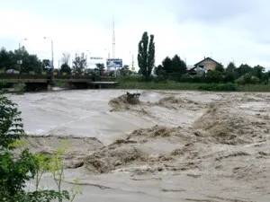 O fetită a murit după ce a fost luată de apă în Lădești !