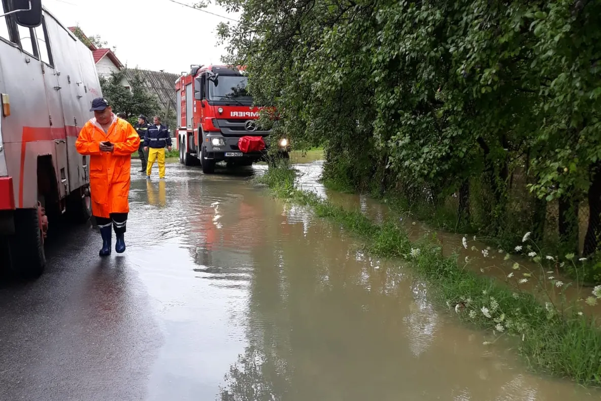 La Călimănești, pe DN 7, apa pe carosabil, drum deviat