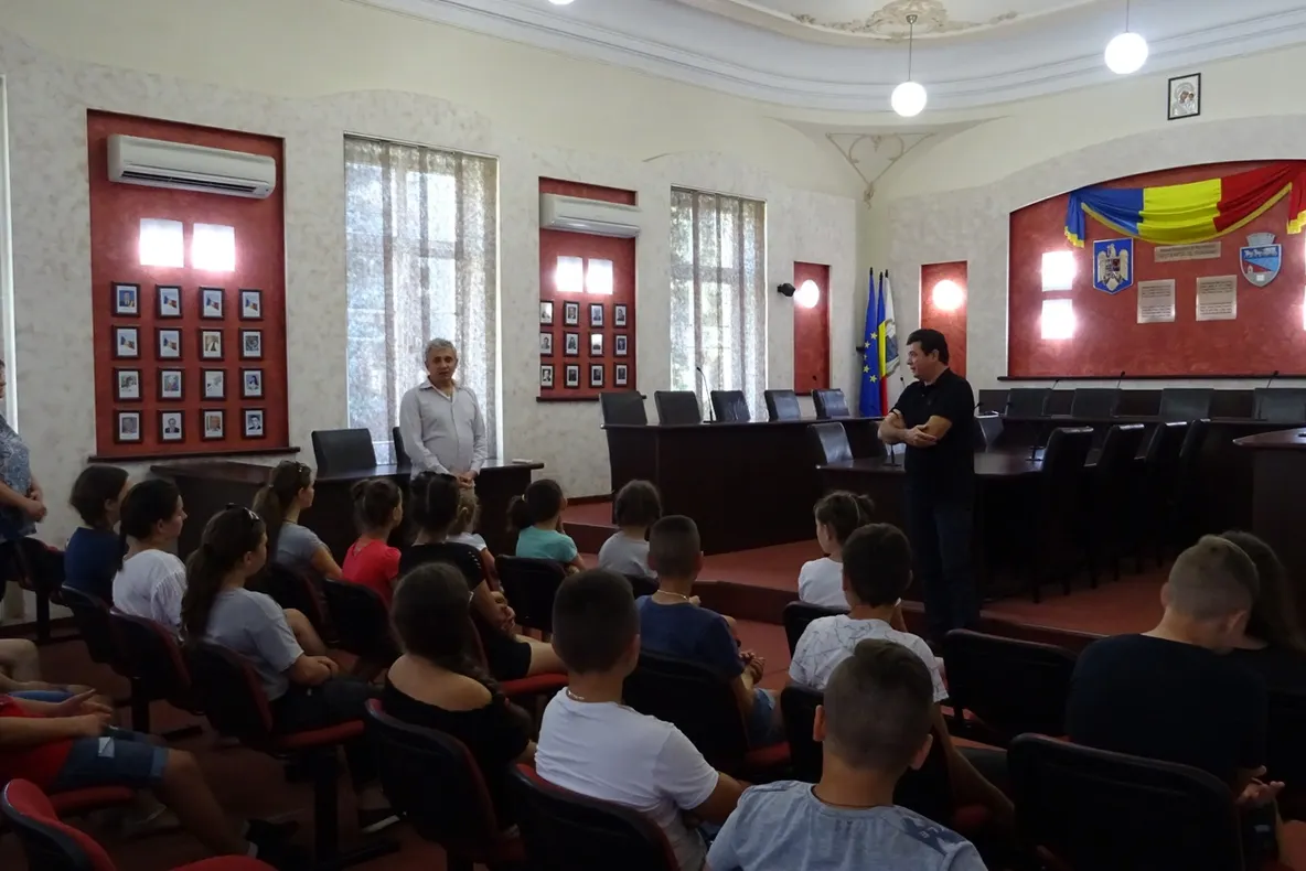 Copiii din Cernăuţi au vizitat Primăria Râmnicu Vâlcea