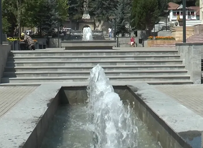 Au fost finalizate lucrările de reabilitare a Scuarului Revoluţiei !