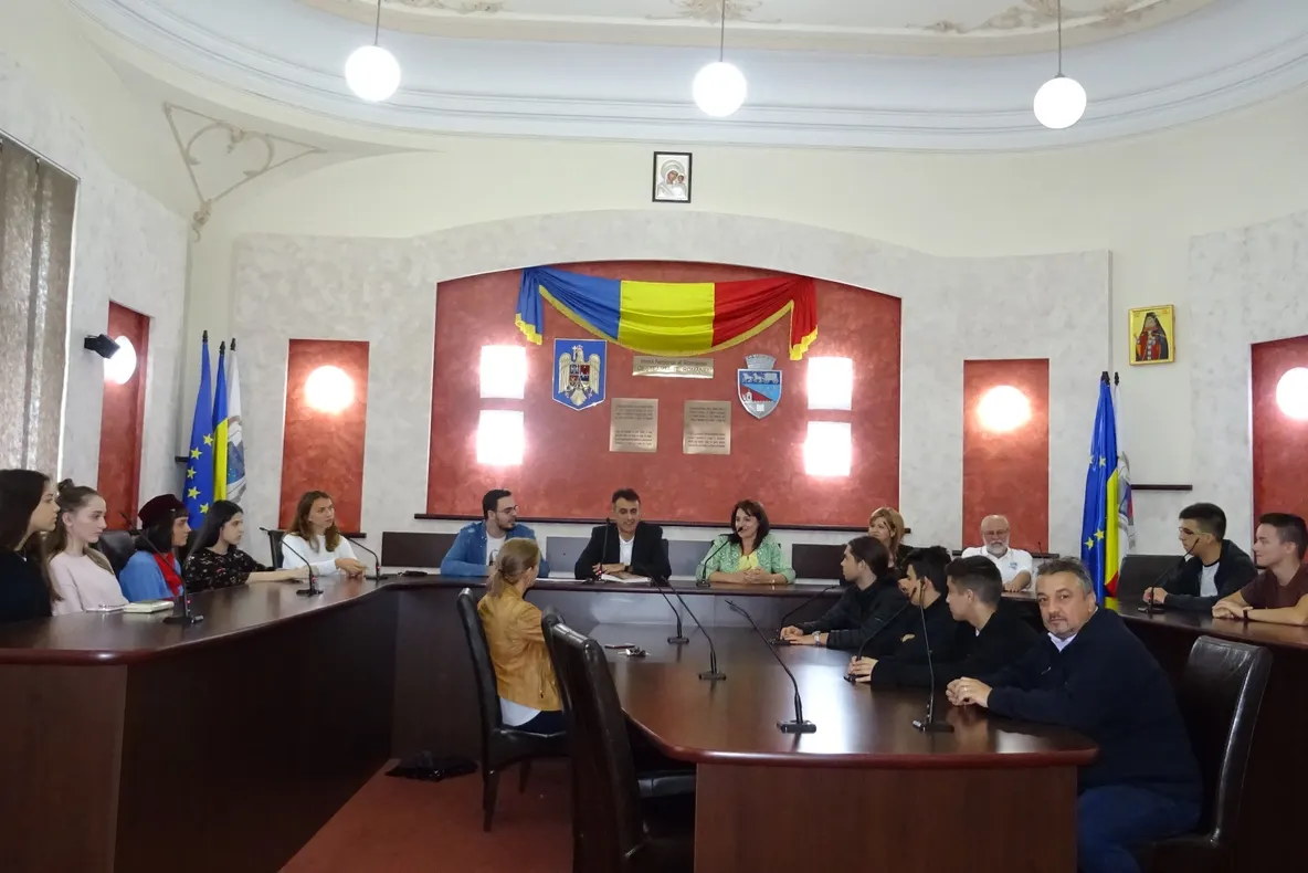 Tineri din cinci ţări au vizitat Primăria Rm. Vâlcea