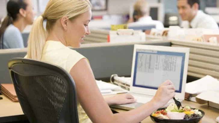 Ce se întâmplă în corp când stăm prea mult pe scaun. Când apare pericolul pentru sănătate