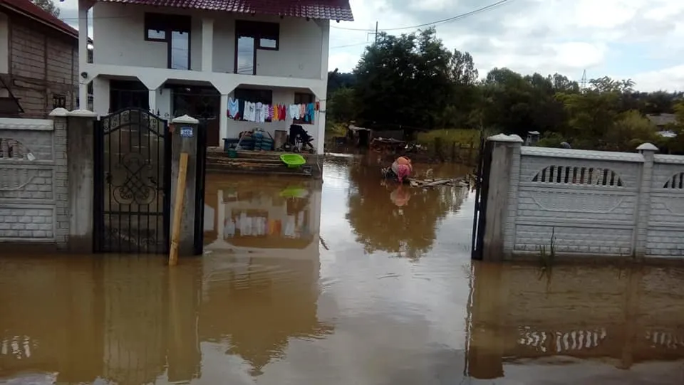 10 gospodării, fără drum de acces in Golesti, 2 sate izolate in Stoilesti