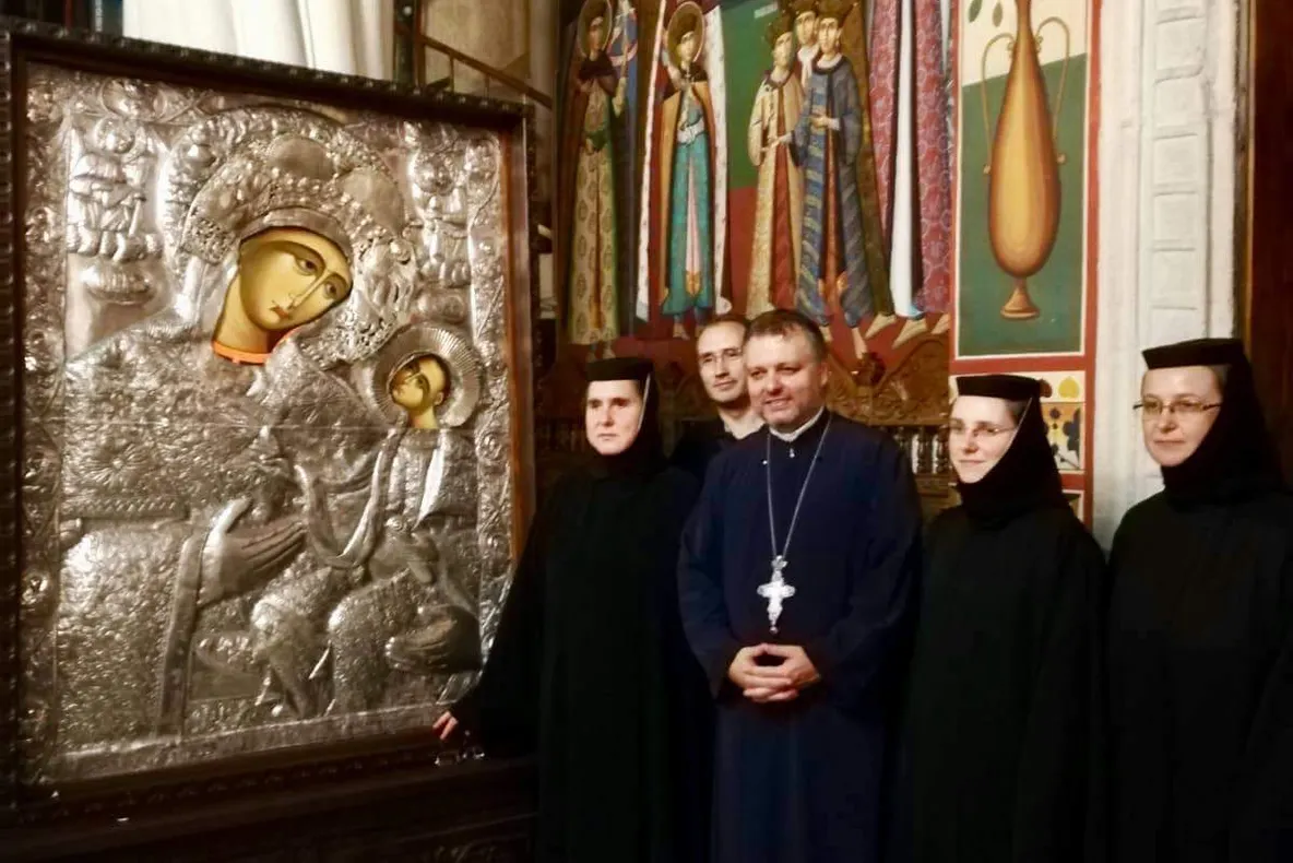 Pentru prima data in istorie Icoana Maicii Domnului de la “Mănăstirea Dintr-un Lemn”, Arhiepiscopia Ramnicului, purtată intr- un pelerinaj, ajunge la Biserica Sfinților Martiri Brancoveni Sfântul Gheorghe Nou din Capitală!