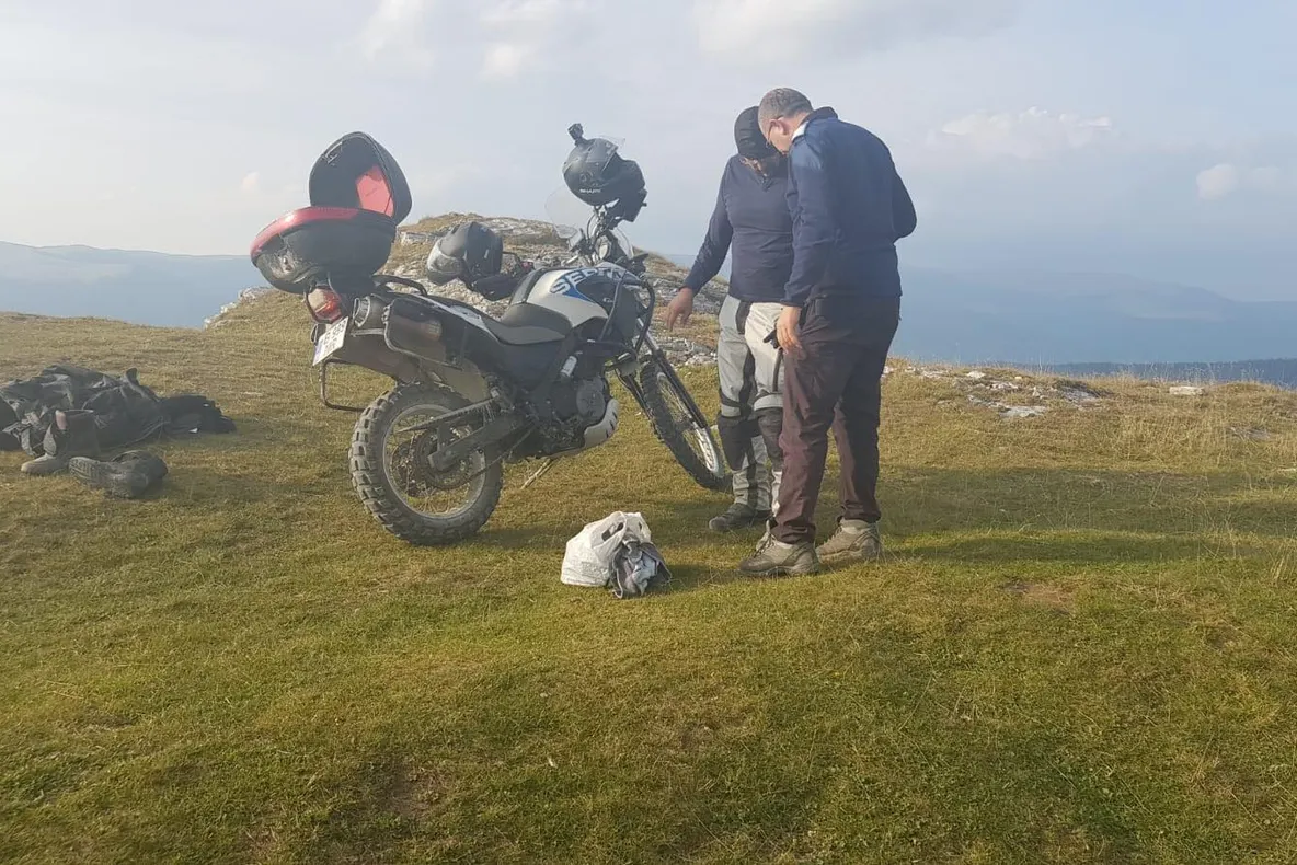 Motociclist rănit in zona Lacului Vidra, găsit de jandarmii montani
