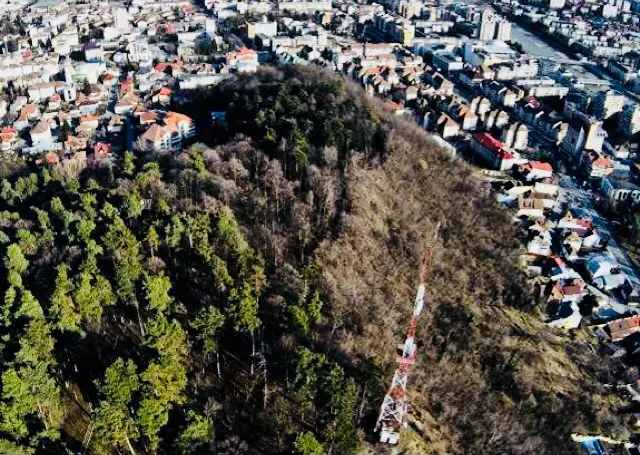 Parc pe o suprafața de 33 de hectare, amenajat pe dealul Capela