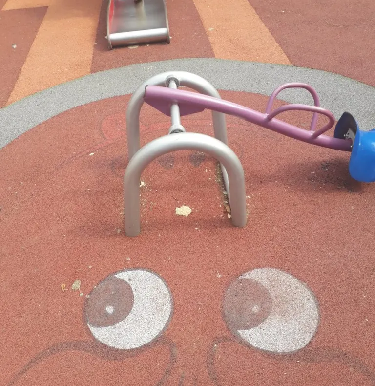 Locul de joacă de lângă Pedagogic a fost vandalizat