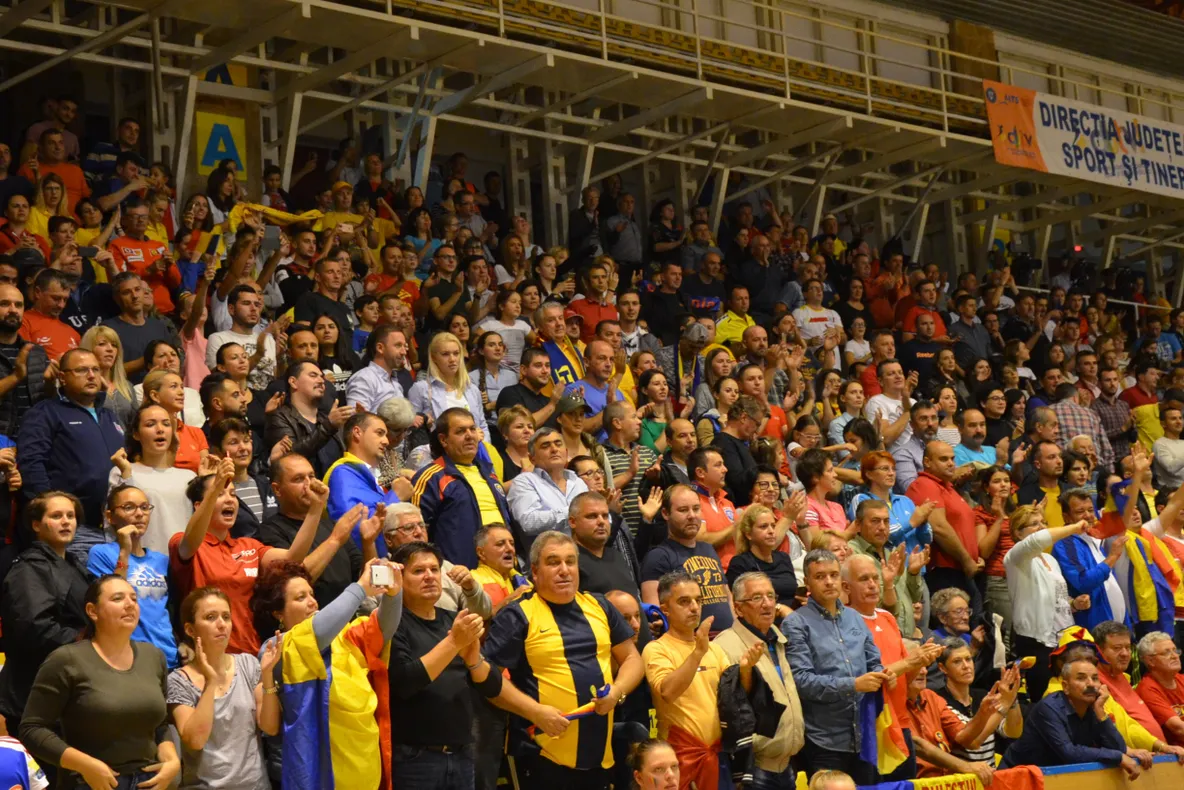 Vâlcenii au luat cu asalt casa de bilete a Salii Sporturilor