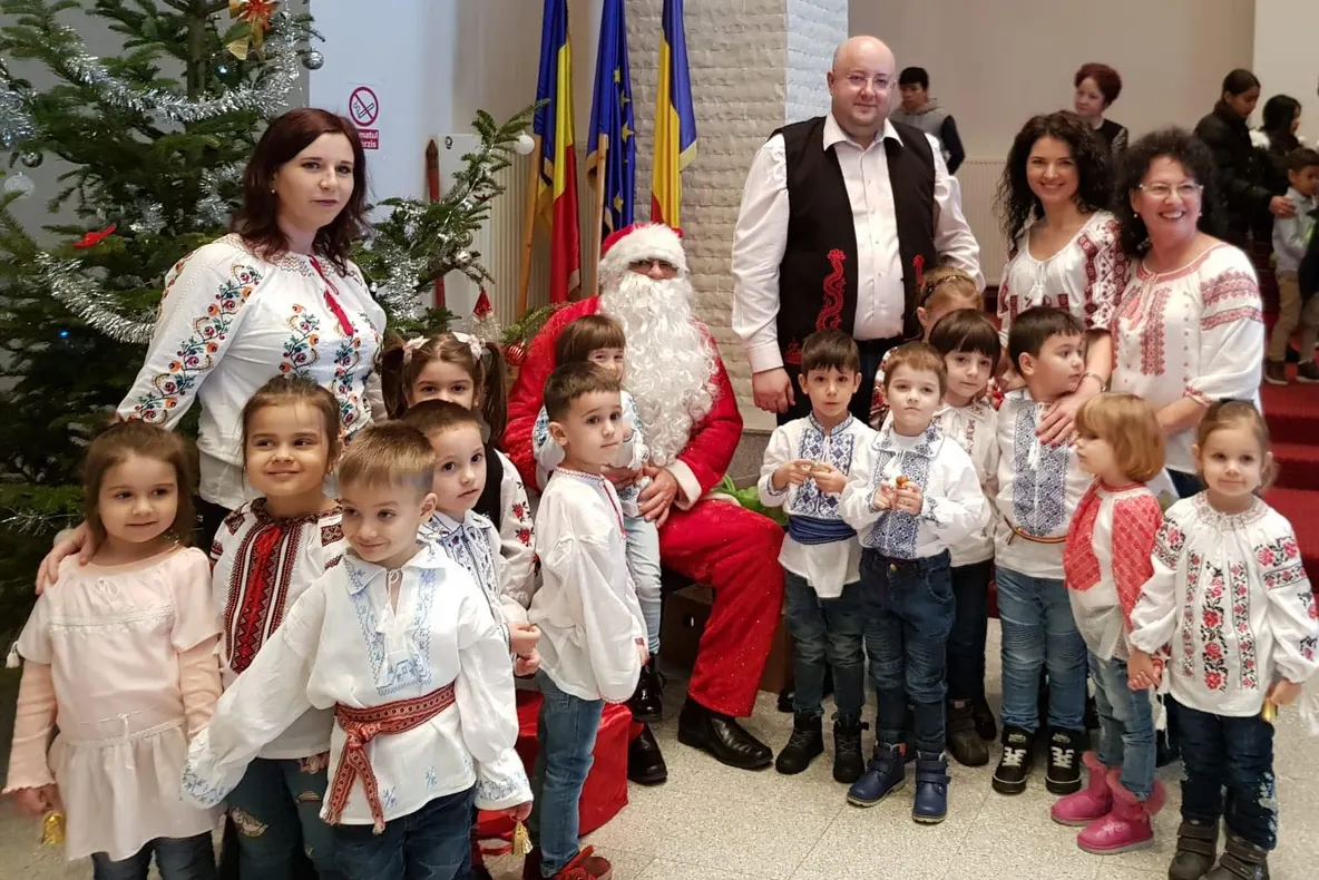 Sute de copii, in colind, la Consiliul Judetean Valcea !
