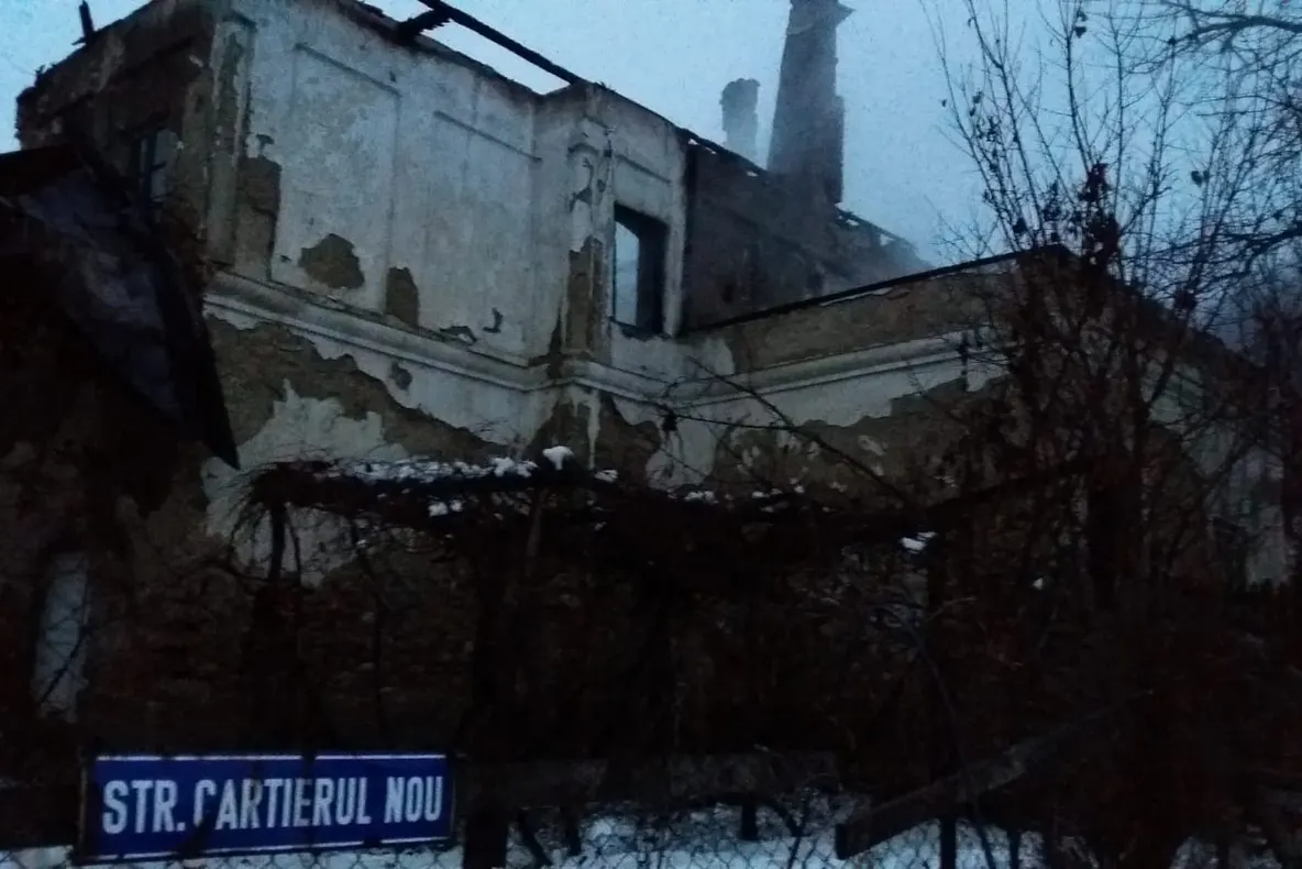 Casa monument istoric in flacari la Olanesti !