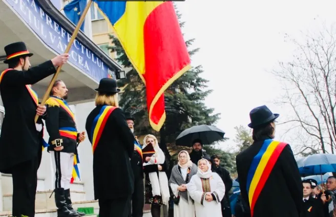 Domnitorul Alexandru Ioan Cuza s- a prins în Hora Unirii alături de vâlceni, sub o ploaie măruntă și în sunet de clopote