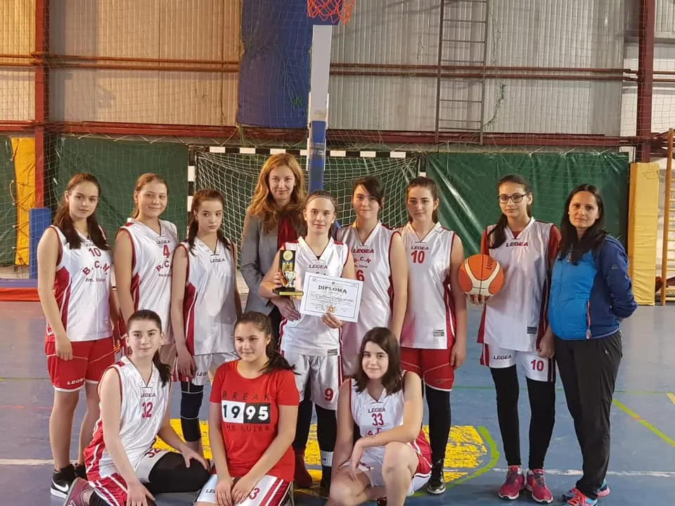 În Vâlcea, Gimnaziada de baschet feminin a ajuns la final !