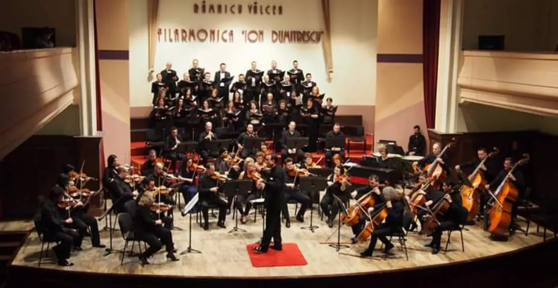Cele mai fredonate șlagăre românești, la Filarmonica din Râmnicu Vâlcea