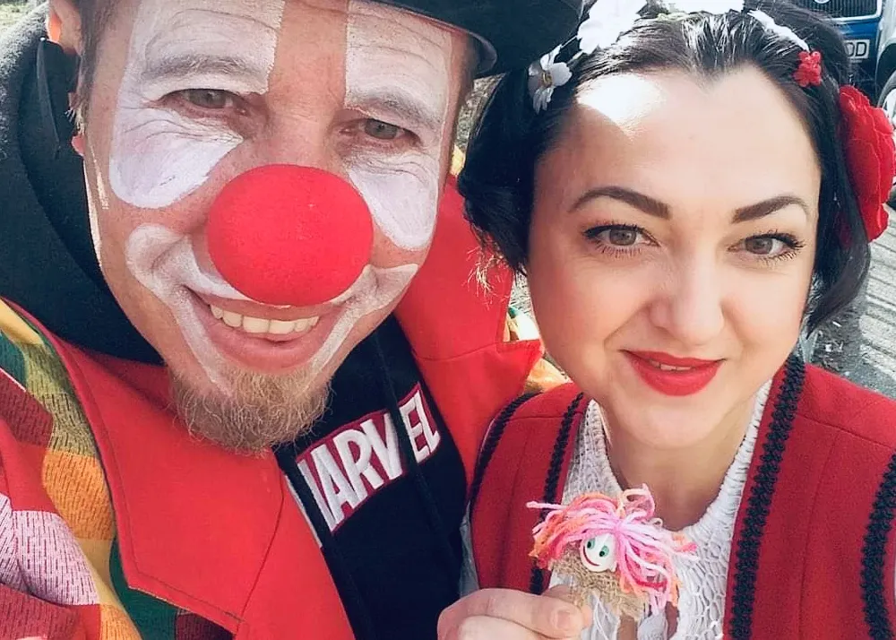 Micul Pepe și actorii din noul spectacol pentru copii ce va avea loc duminică la Teatrul "Ariel" au oferit mărțișoare publicului vâlcean