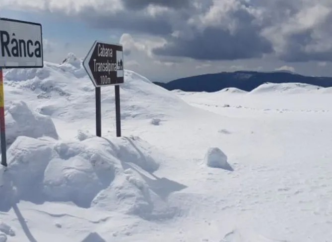 Transalpina acoperită de zăpadă în luna mai