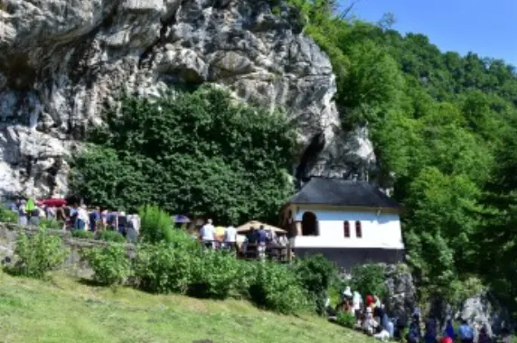 IPS Varsanufie, înconjurat de credincioși la Mănăstirea de sub stâncă