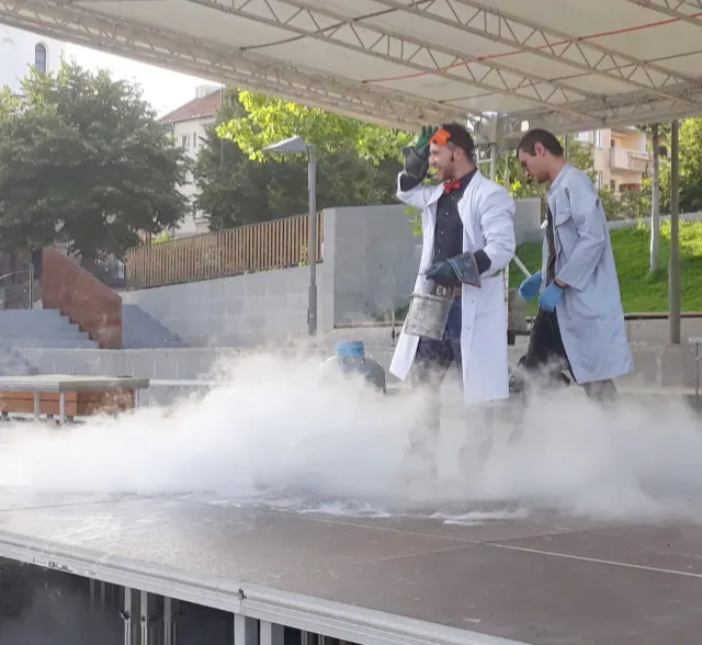 Miniomul de știință și Frumoasa din pădurea adormită, în centrul Râmnicului