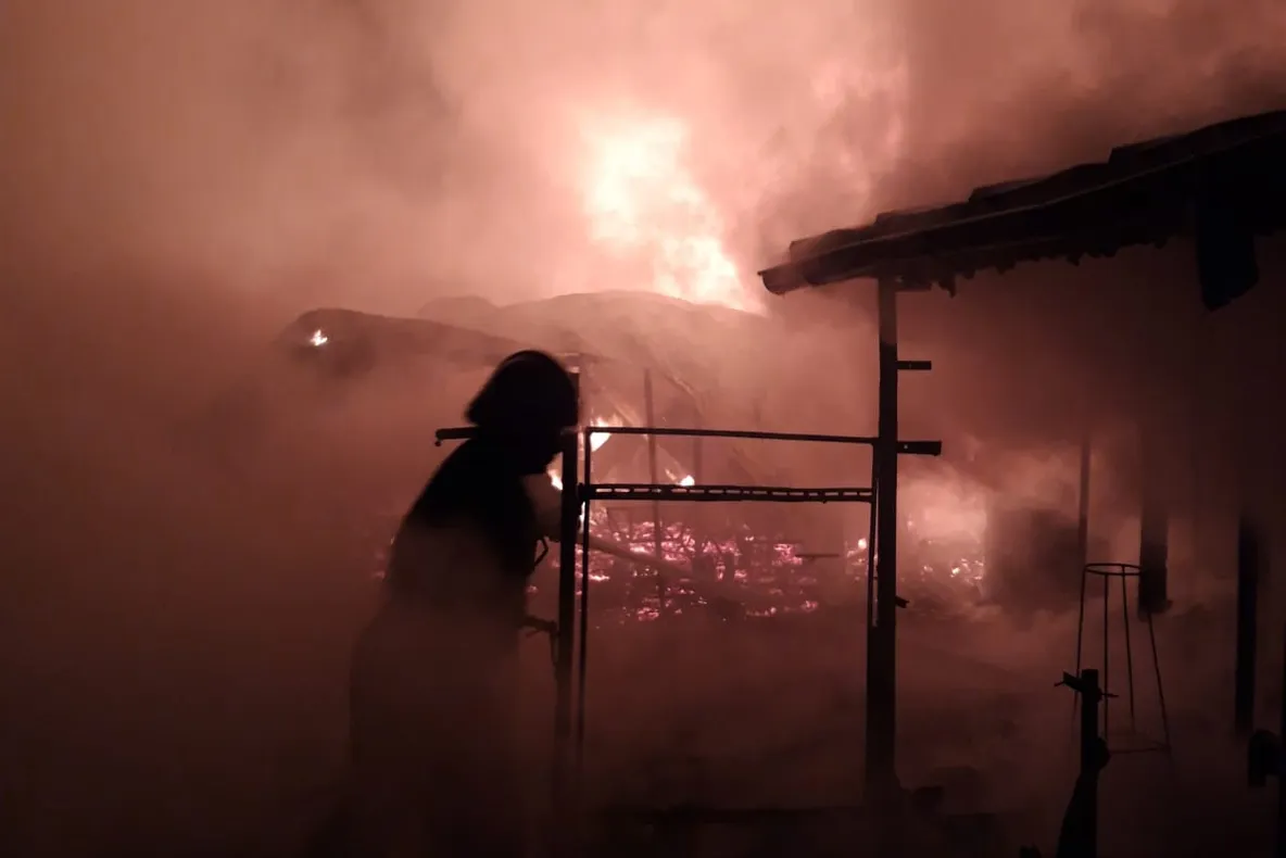 Persoane necunoscute au provocat un incendiu in Babeni !