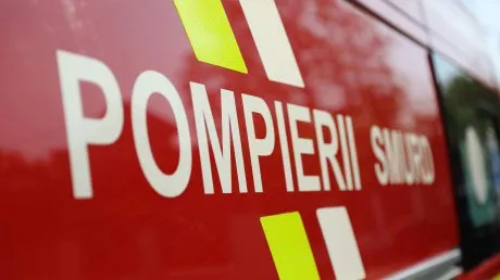Momente de panică în Râmnicu Vâlcea după ploaia torențială. Doi oameni, evacuați dintr-o mașină blocată în ape