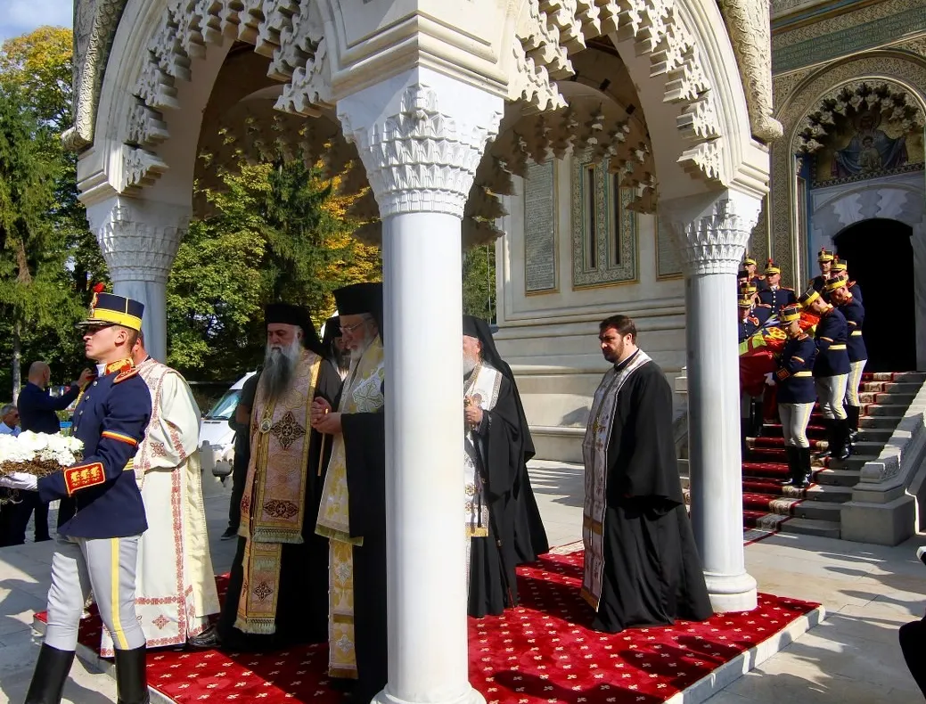 Înaltpreasfințitul Părinte Varsanufie, prezent la slujba Reginei-Mamă, Elena a României