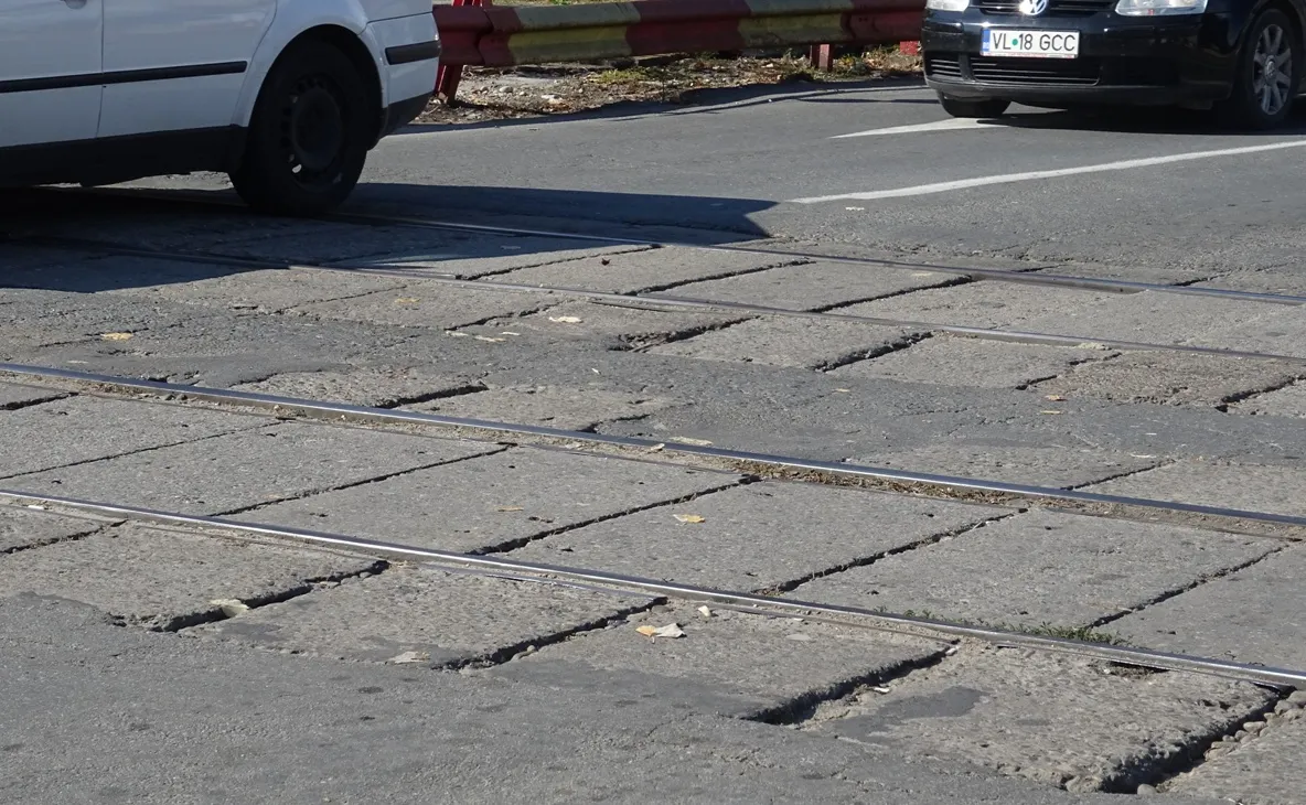 S-au semnat contractele pentru amenajarea cu dale elastice a trei treceri la nivel de cale ferată