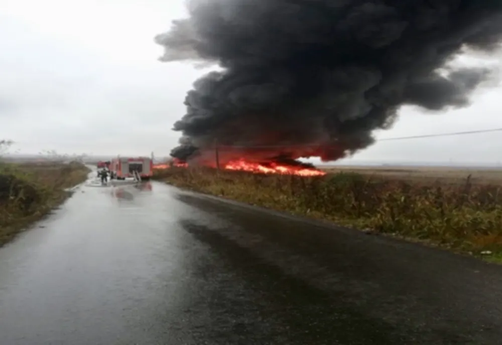 Pompierii militari vor rămâne și în această noapte în zona incendiului din Drăgășani