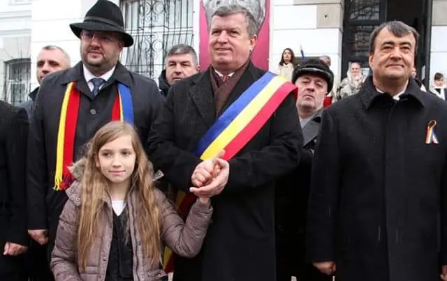 Prima zăpadă peste Râmnic în timpul paradei Zilei Naționale a României
