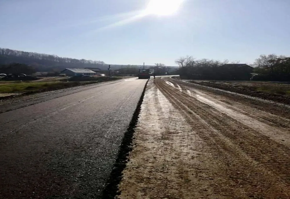 Au fost începute lucrările de asfaltare pe DJ 678, Budești- Câmpu Mare