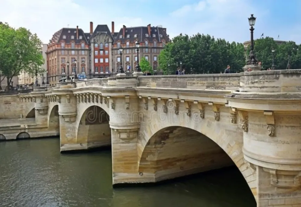 Când iubirea poate fi de vânzare. „Lacătele iubirii” de pe celebrul „Pont des Arts” i- au inspirat pe vâlceni