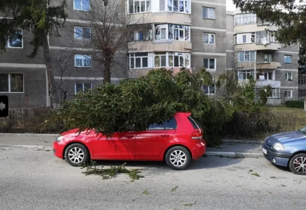 Vântul a afectat luni mai multe zone ale Râmnicului