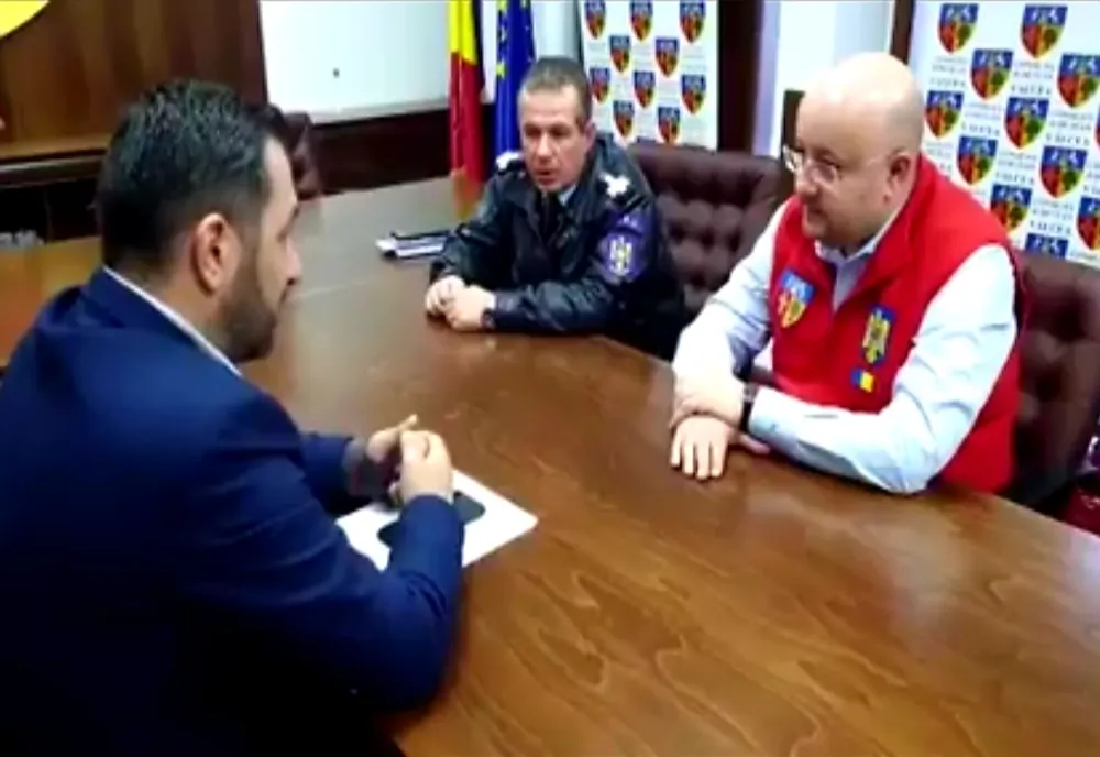 Cort pentru triajul pacienților amplasat în curtea spitalului județean Vâlcea