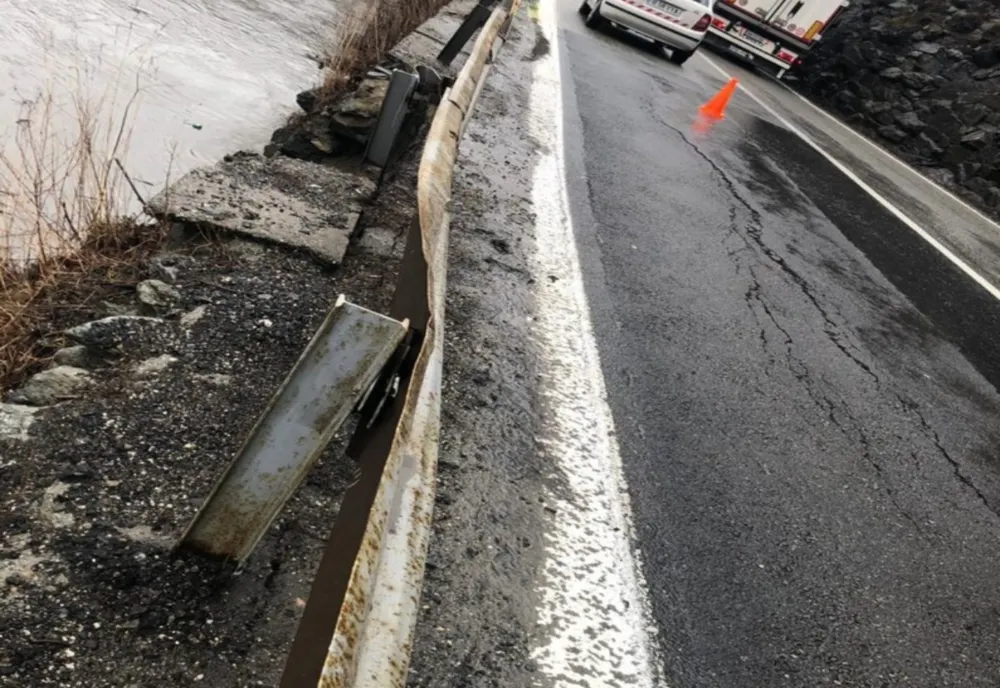 Atenție! Alunecare de teren în Vâlcea, pe DN 7