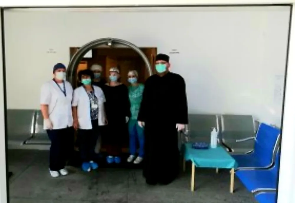 O Parohie a donat un tunel dezinfectant Spitalului de Urgență Vâlcea