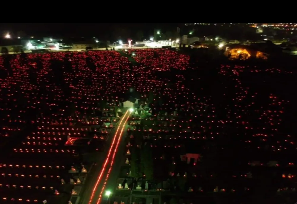 Cimitirele și bisericile din Râmnicu Vâlcea au fost luminate în această seară