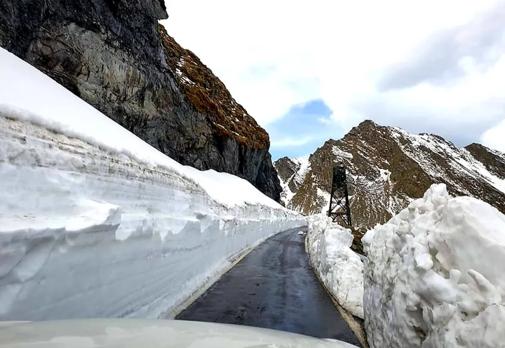 Operațiunile de deszăpezire au fost reluate pe Transfăgărășan