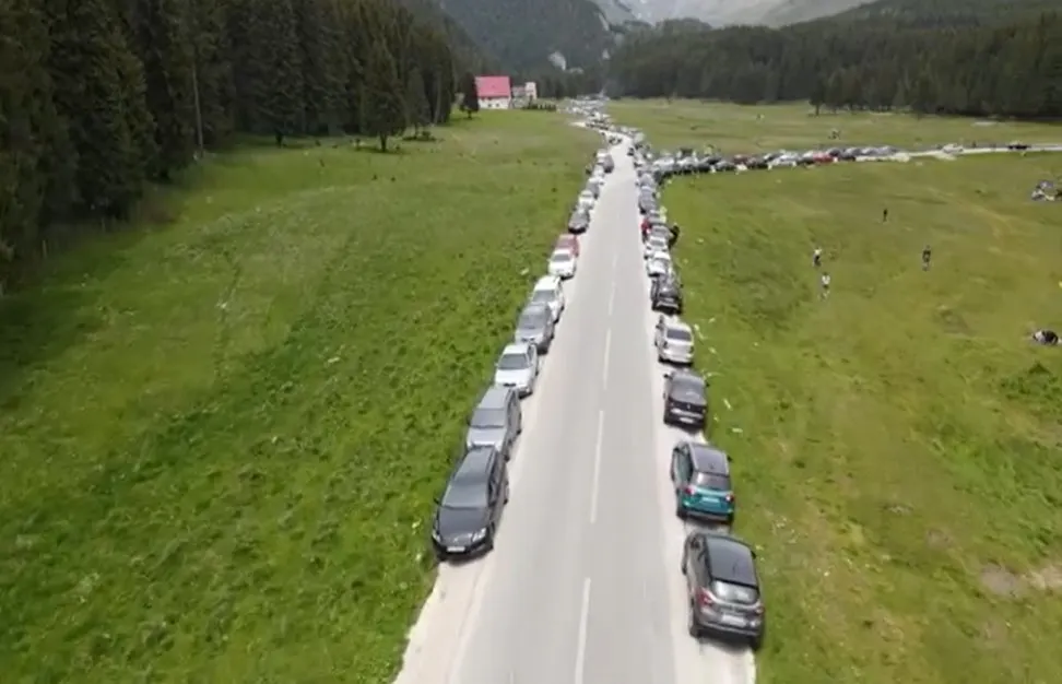Foto- Video| Ambuteiaj pe munte, la 1600 de m altitudine, ca în mijlocul marilor orașe, în Bucegi