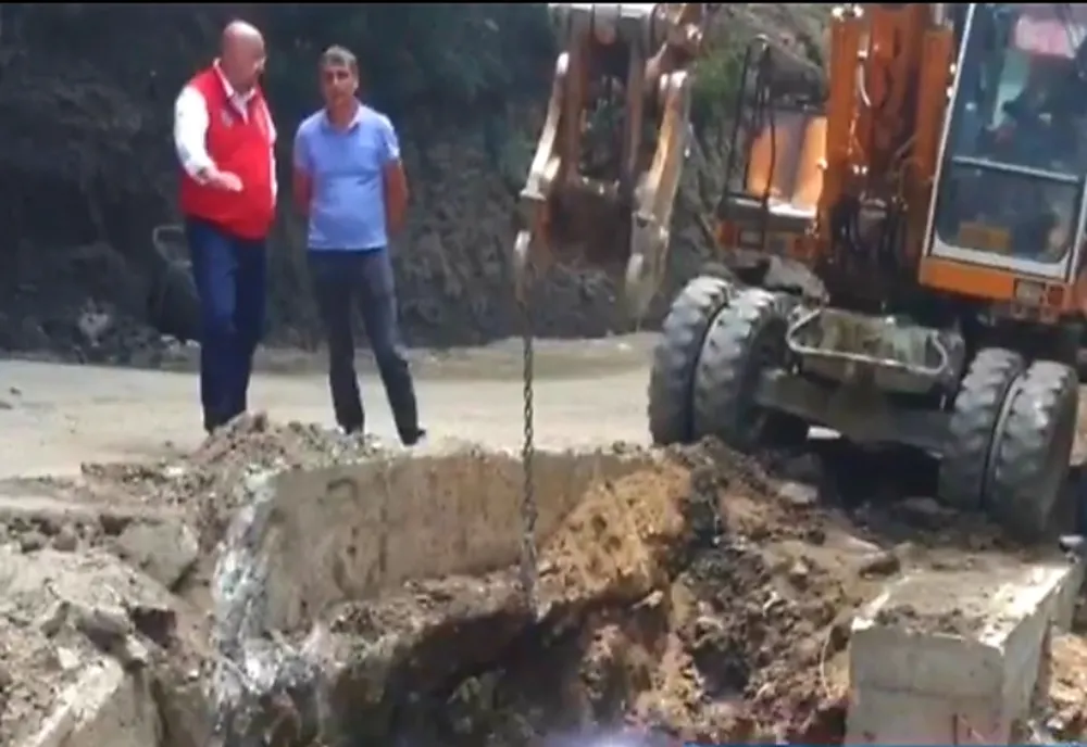 Drumul spre locul în care monahii construiau în anii 1700 primul lăcaș de cult din zonă, modernizat 