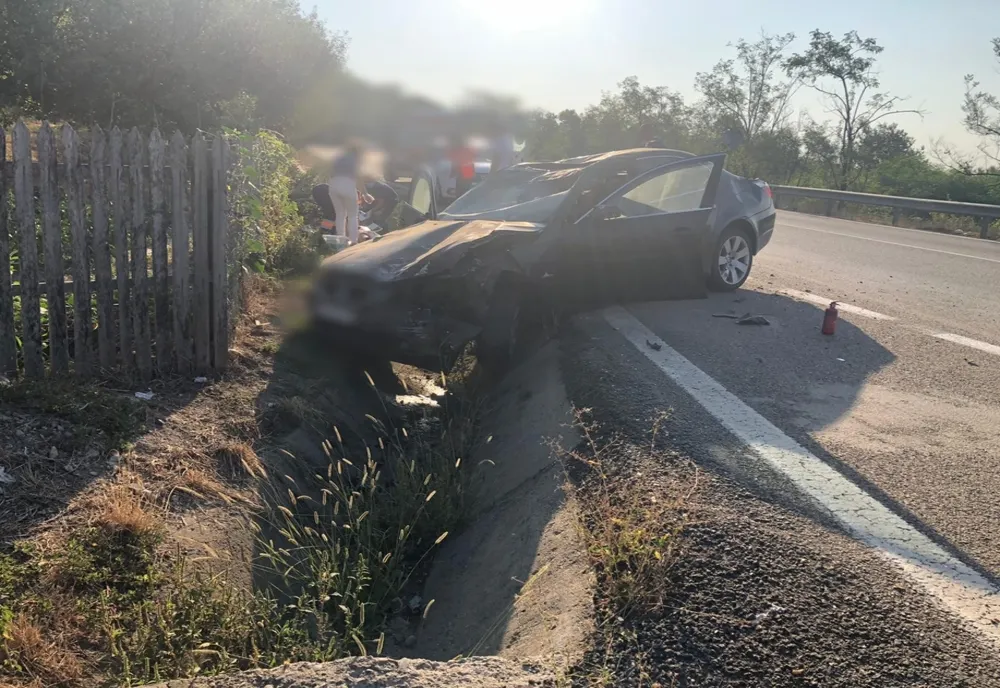 Accident în Vâlcea: Două persoane la spital, şoferul refuză testarea cu etilotestul
