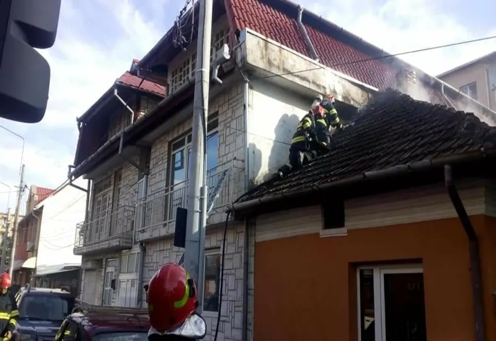 Casă în flăcări