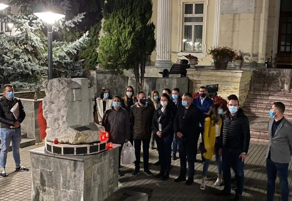 Cristian Buican și Claudia Mihaela Banu au mers în Scuarul Revoluției, în memoria Colectiv