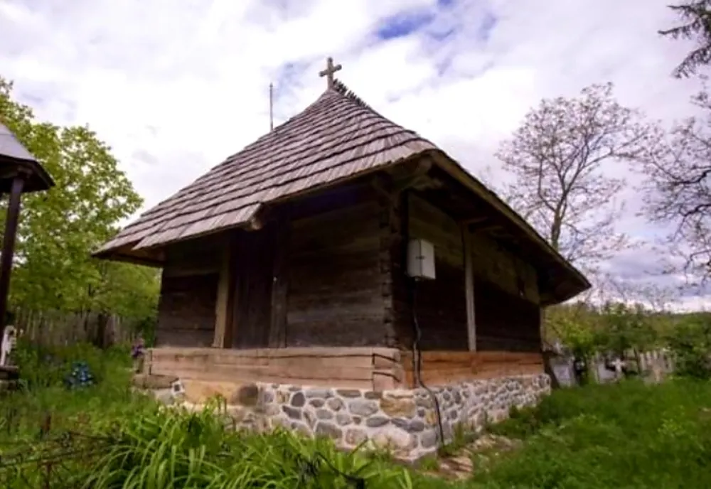 Cel mai mic lăcaş de cult din judeţul Vâlcea și zona de sub Carpați ce poartă hramul Cuvioasei Parascheva 