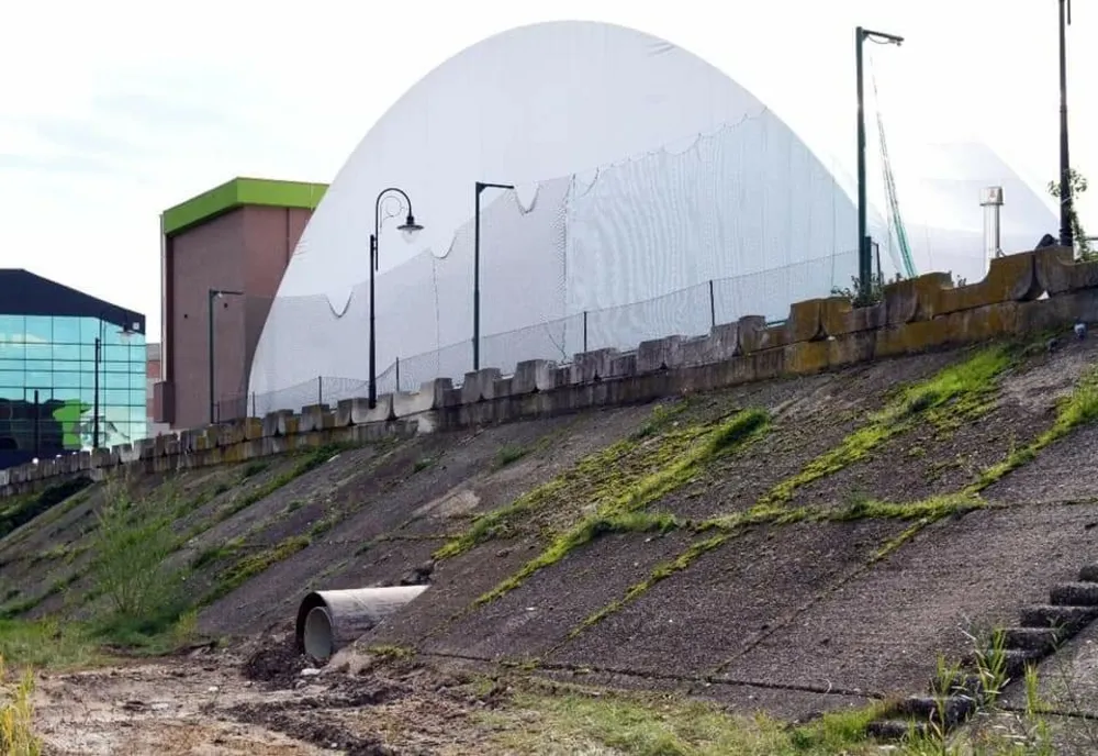 Foraje şi montarea unei ţevi de evacuare pe sub dig în râul Olăneşti pentru preluarea apelor pluviale 