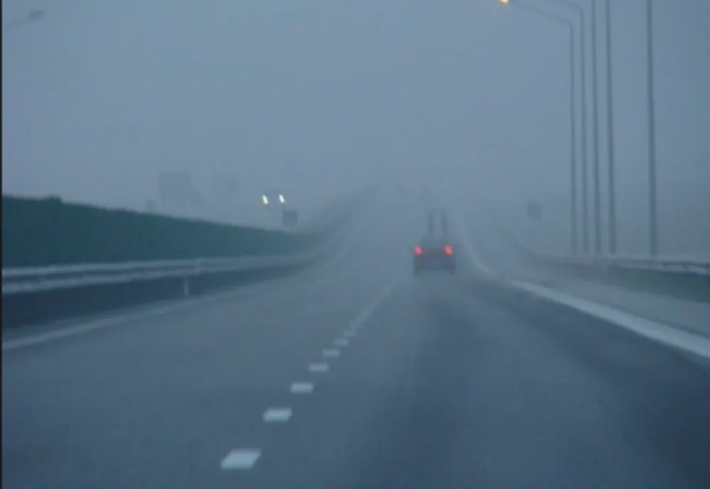 Trafic aglomerat, ceață și drumuri deviate. Ce zone sunt afectate