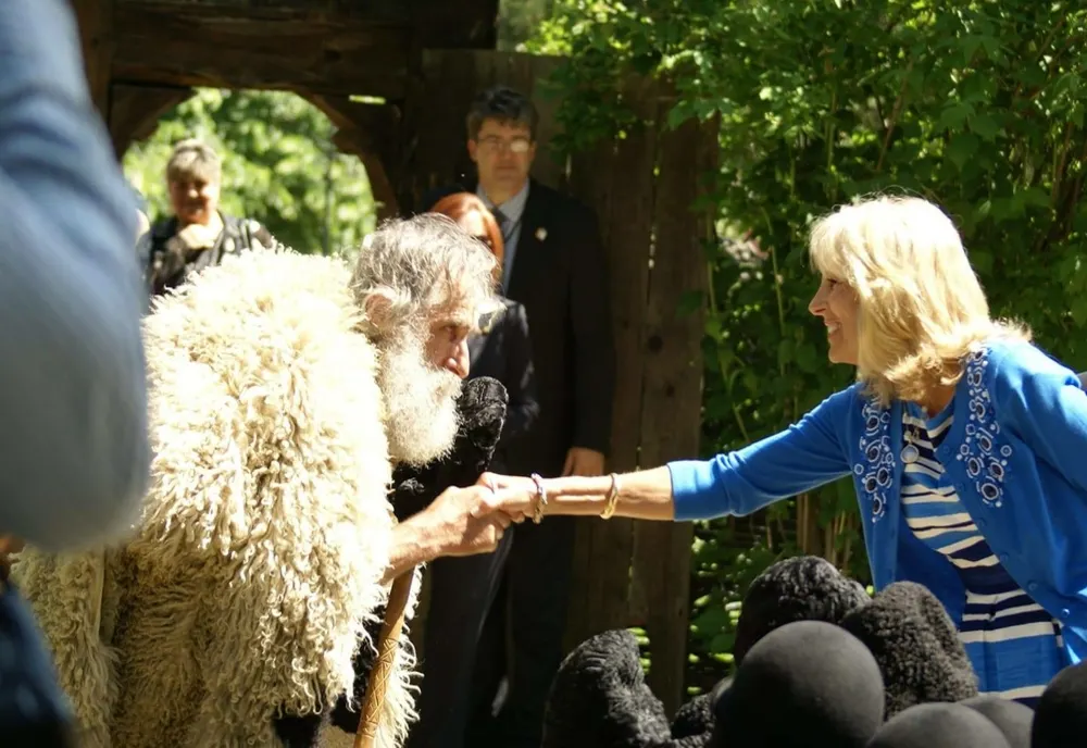 FOTO. Întâlnirea dintre un opincar din Vâlcea şi Prima Doamnă a SUA, Jill Biden