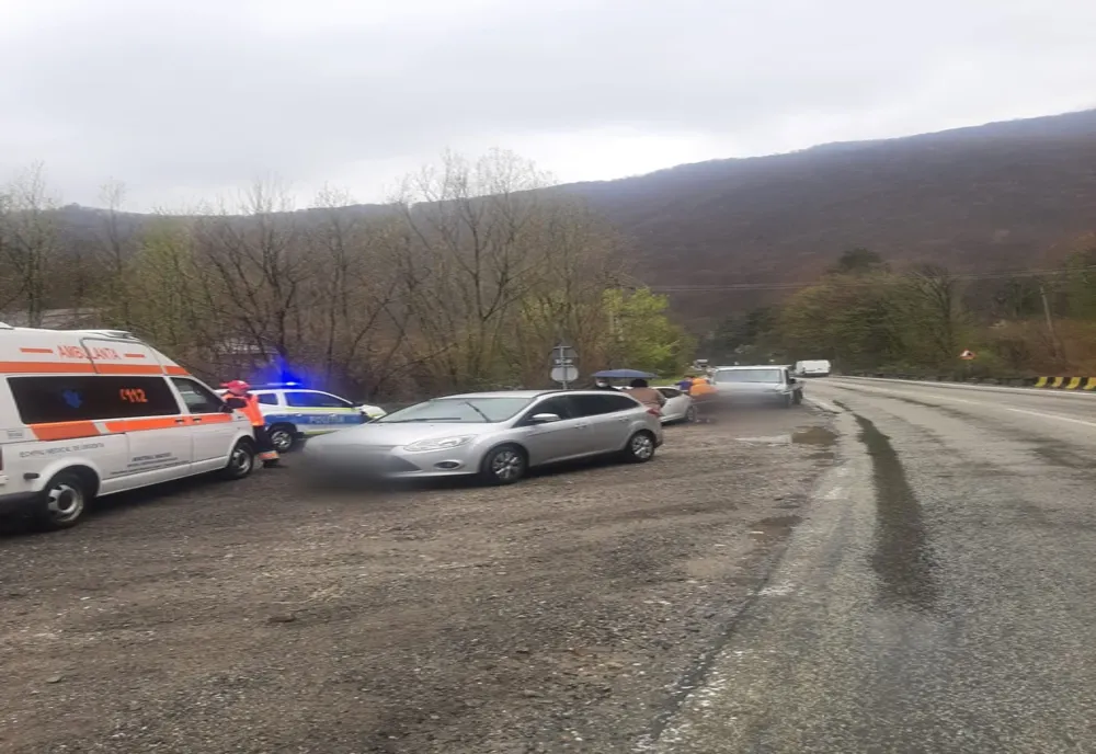 Accident pe DN 7, în Vâlcea. O fetiţă de trei ani, printre răniţi