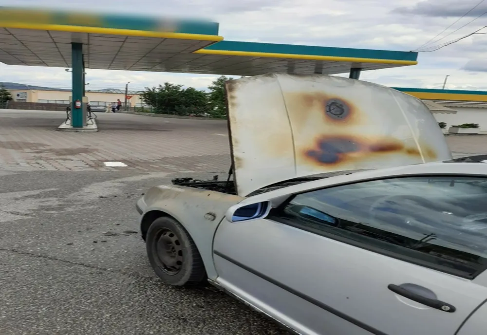 O maşină în care se afla şi un copil a luat foc, într-o benzinărie în Râmnicu Vâlcea