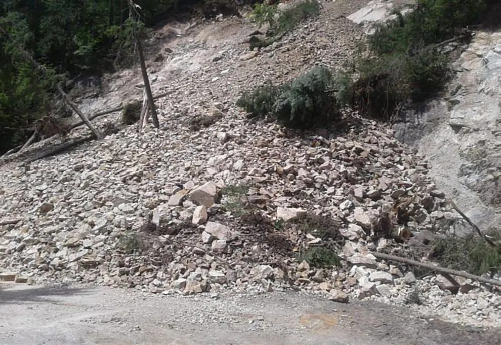 Alunecare de teren la Vâlcea, persoane evacuate din locuinţe