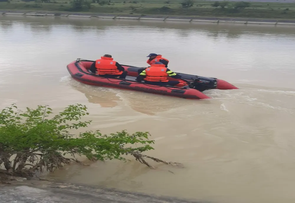 Un bărbat care ar fi căzut în canalul unui lac de acumulare, căutat de pompierii din Vâlcea